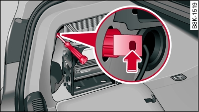 Coffre à bagages : position de la vis de fixation de feu arrière